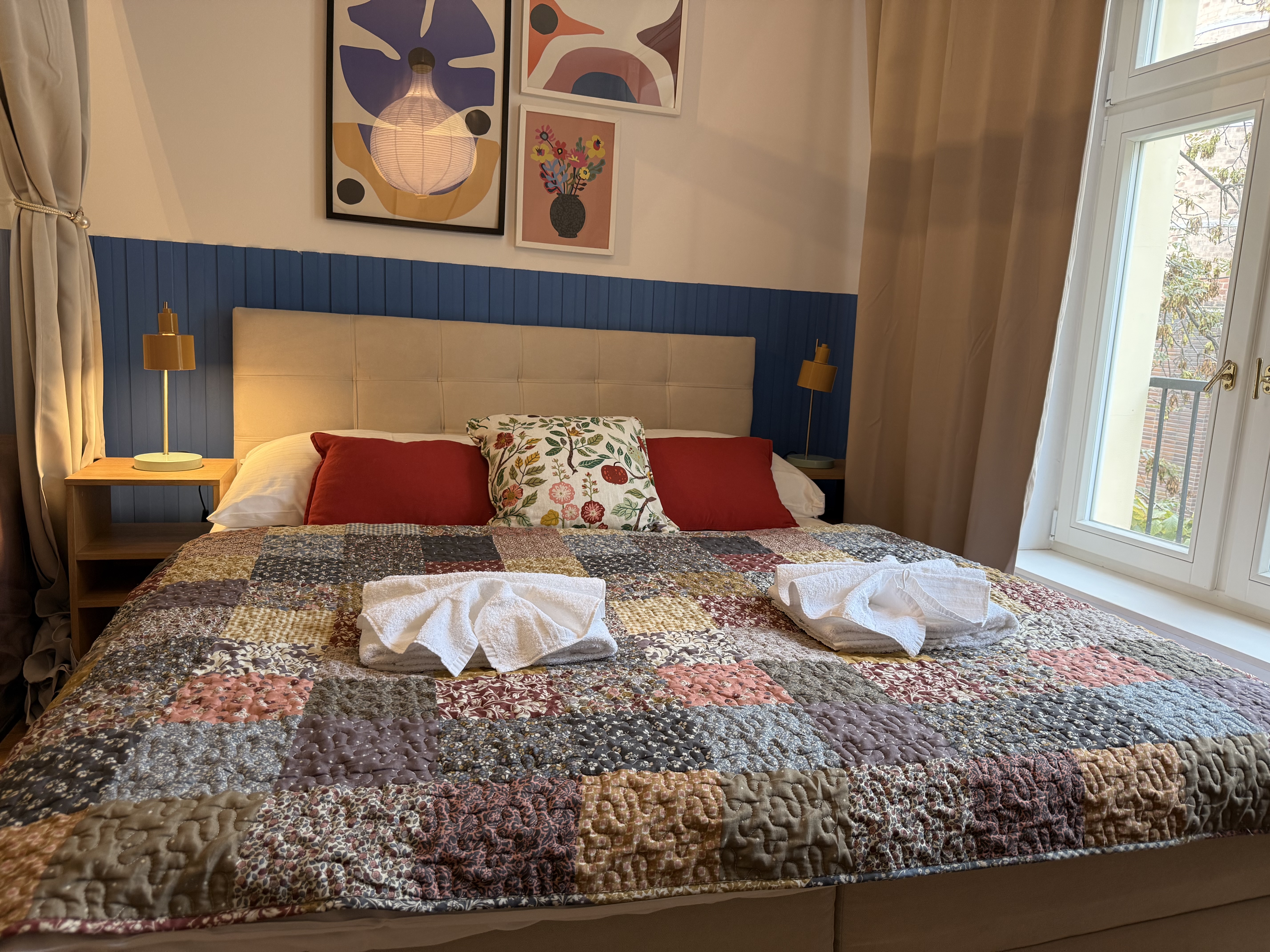 Barevný apartmán s výraznou ložnicí